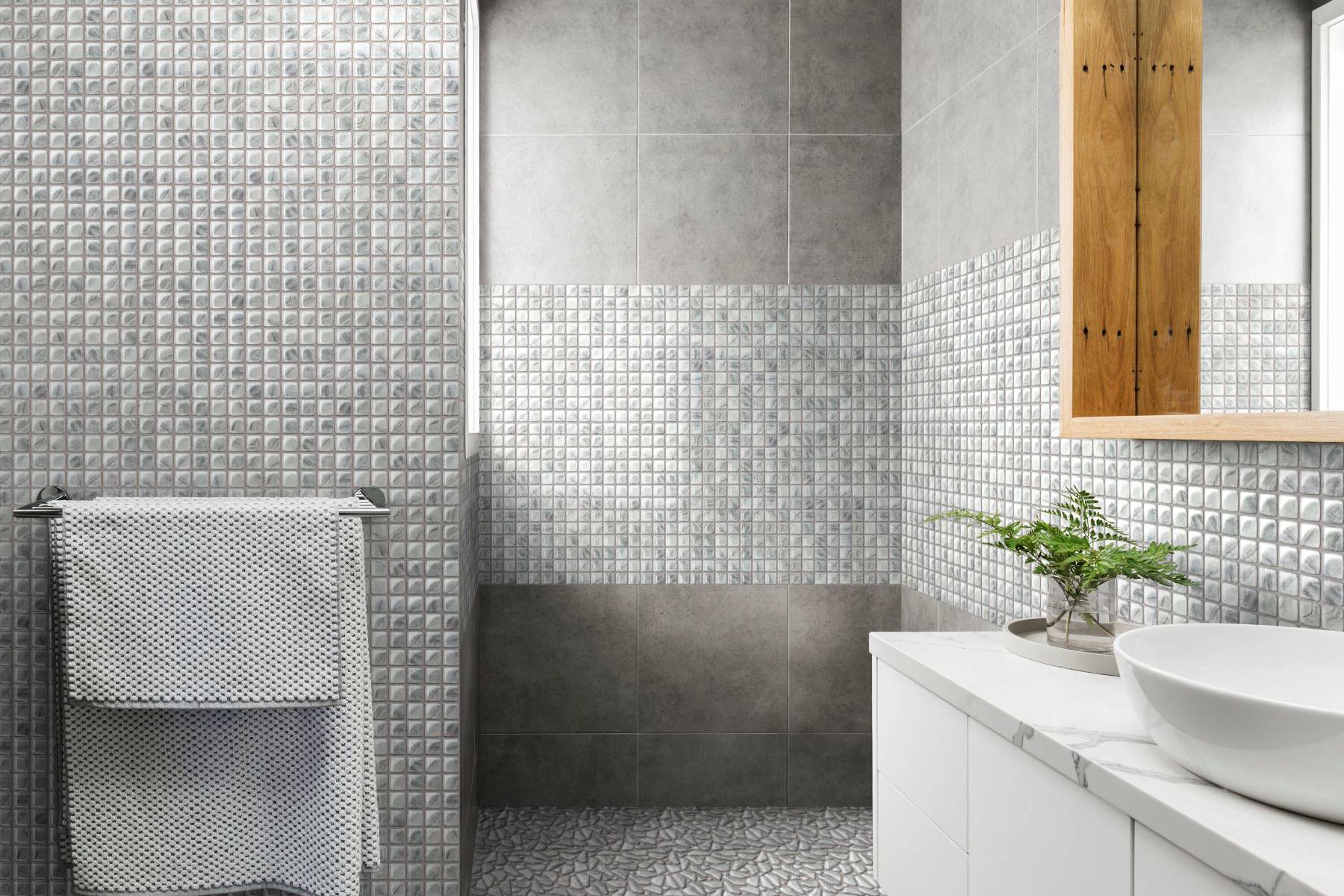 Glass Pebble Light Grey + Glass Square Light Grey | In Home Stone